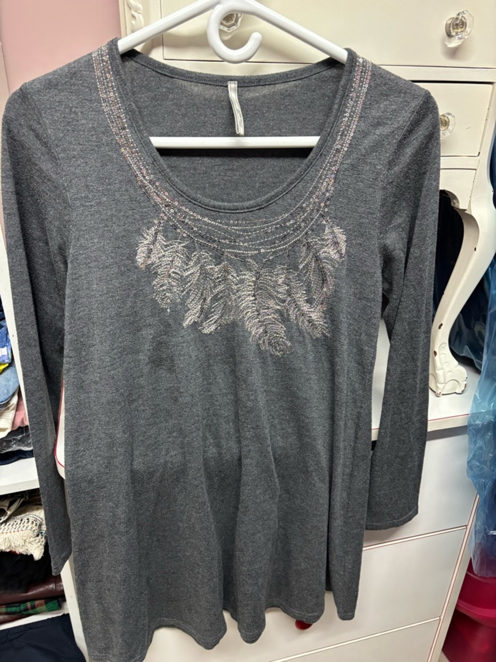 Women's Charcoal Gray Long-Sleeve Scoop Neck Top with Feather Embroidery